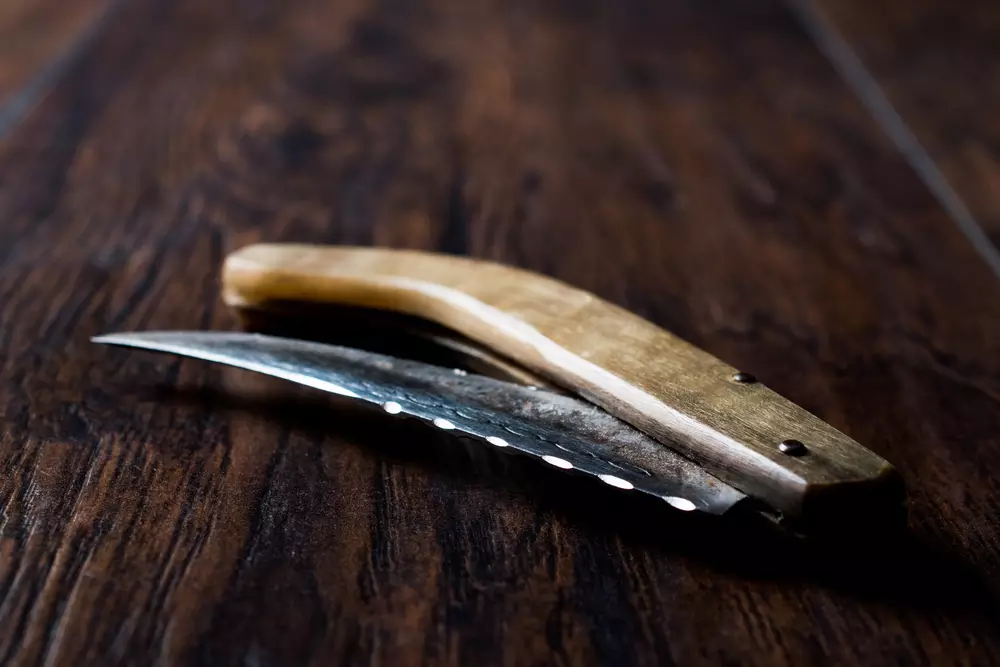 How To Close A Pocket Knife
