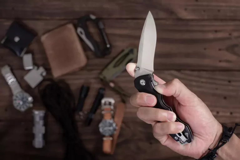 How To Close A Pocket Knife